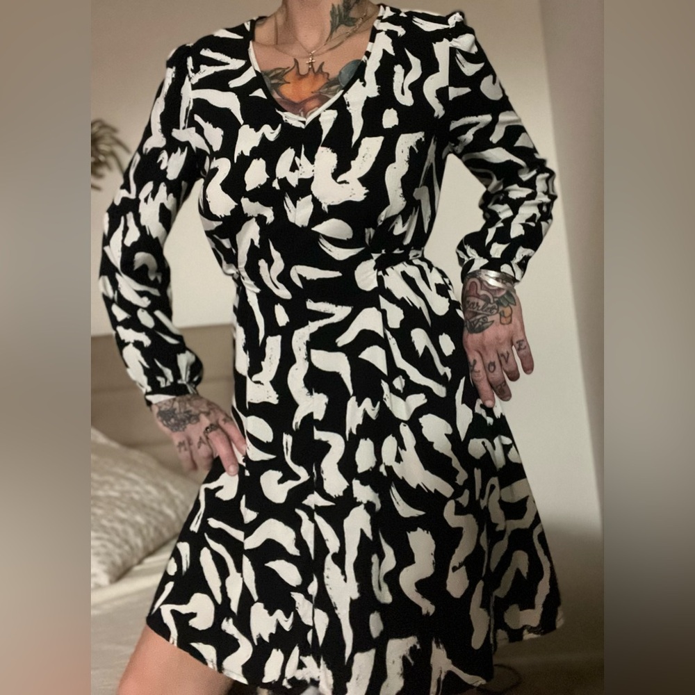 Nine West casual v-neck mini dress, long sleeve, black and white pattern, small - Picture 4 of 4